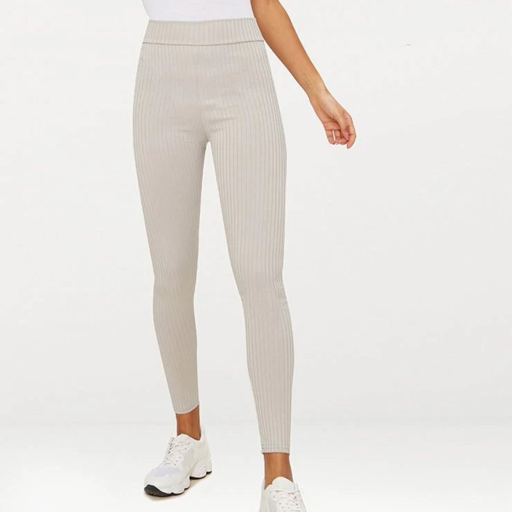 🤍 Pretty Little Thing Ribbed Leggings 🤍 - Picture 2 of 4